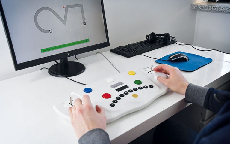 Tests cognitifs et psychomoteurs à Aubervilliers avec console et écran pour mesurer réflexes, attention et coordination.